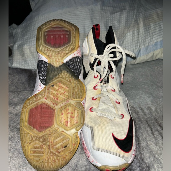 Lebron Friday the 13th Basketball Shoes - Picture 2 of 3
